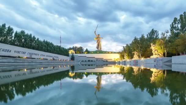 俄罗斯 伏尔加格勒 2017年8月28日 雕塑祖国呼唤 纪念碑的组合中心 合奏对 Mamayev 库尔干的斯大林格勒战役英雄 Ultrahd — 图库视频影像