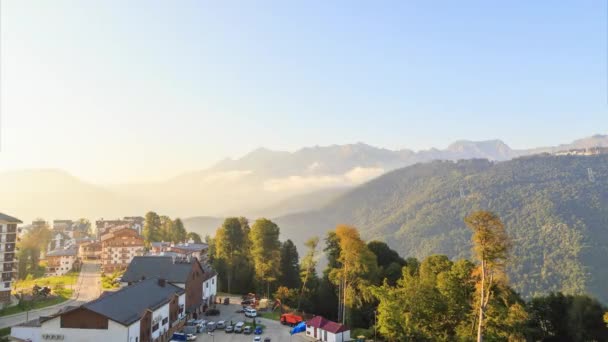 Molnen Bergen Och Byn Natten Kommer Rosa Khutor Platå Sochi — Stockvideo