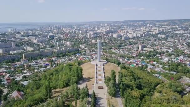 サラトフ 1941 1945 年の大祖国戦争で亡くなったサラトフ市民記念碑ソコロワ山勝利公園で複雑なクレーン記念 ビデオ Ultrahd — ストック動画