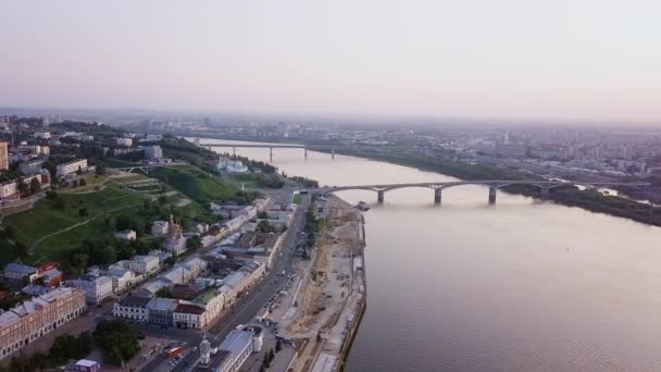 Vue aérienne du pont Kanavinsky à travers la rivière Oka du côté de la rivière pendant le coucher du soleil. Nijni Novgorod, Russie. Vidéo. UltraHD (4K )