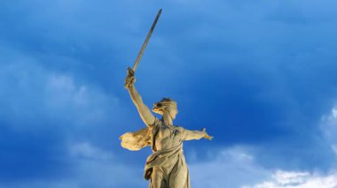 Rusya, Volgograd - 28 Ağustos 2017: Vatan arama heykel! -kompozisyon Merkezi anıt-Ensemble Heroes of Stalingrad Savaşı Mamayev Kurgan olarak için. Video.