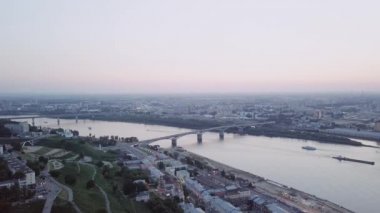 Oka Nehri nehir tarafından günbatımı sırasında gelen hava görünümünü Kanavinsky Köprüsü'nün. Nizhny Novgorod, Rusya Federasyonu. Video. UltraHD (4k)