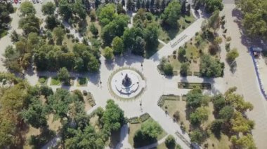 Rusya, Krasnodar - 30 Ağustos 2017: İmparatoriçe Catherine II, Ekaterinensky Meydanı ' nda şehir Krasnodar, Rusya'nın anıt. Video. UltraHD (4k)