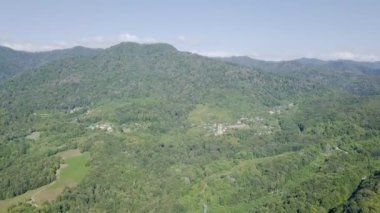 Dağlar, orman ve köy ile kaplı. Sochi, Rusya Federasyonu. Video. UltraHD (4k)