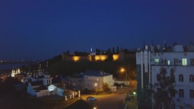 Nijniy Novgorod Kremlin'in gece havadan görünümü. Nizhny Novgorod, Rusya Federasyonu. Video. UltraHD (4k)