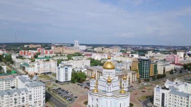 Rusya, Saransk - 25 Ağustos 2017: Cathedral St salih savaşçı Feodor Ushakov ve gece şehir ışıkları. Saransk, Rusya. Video. UltraHD (4k)