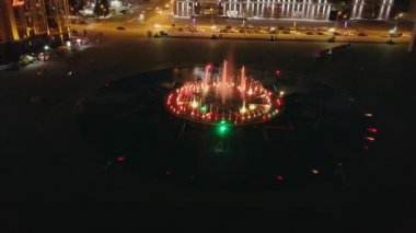 Rusya, Saransk - 25 Ağustos 2017: Şarkı çeşme gece Millennium meydanında. Rusya 2018 Dünya Kupası şehri. Video. UltraHD (4k)