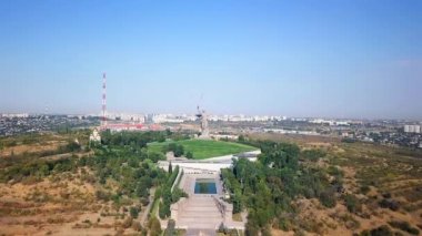 Heykel vatan arama! -kompozisyon Merkezi anıt-Ensemble Heroes of Stalingrad Savaşı Mamayev Kurgan olarak için. Sabah erkenden. Volgograd, Rusya Federasyonu. Video. UltraHD (4k)