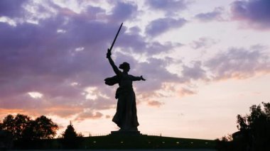 Rusya, Volgograd - 28 Ağustos 2017: Vatan arama heykel! -kompozisyon Merkezi anıt-Ensemble Heroes of Stalingrad Savaşı Mamayev Kurgan olarak için. Video. UltraHD (4k)