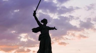 Rusya, Volgograd - 28 Ağustos 2017: Vatan arama heykel! -kompozisyon Merkezi anıt-Ensemble Heroes of Stalingrad Savaşı Mamayev Kurgan olarak için. Video.