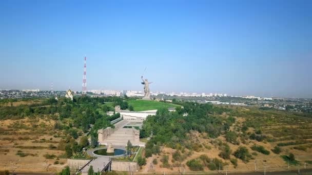 雕塑祖国呼唤 纪念碑的组合中心 合奏对 Mamayev 库尔干的斯大林格勒战役英雄 伏尔加格勒 俄罗斯 Ultrahd — 图库视频影像