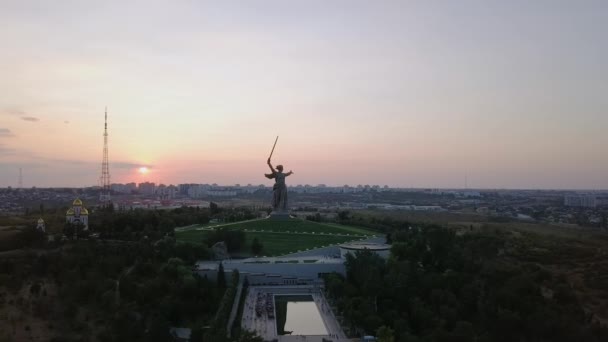 Sunset View Sculpture Motherland Calling Compositional Center Monument Ensemble Heroes — Stock Video