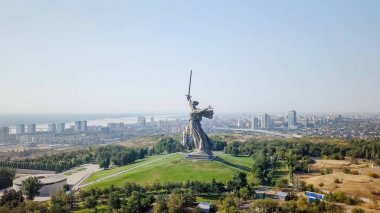Vatan aramalar heykel! -kompozisyon Merkezi anıt-Ensemble Heroes of Stalingrad Savaşı Mamayev Kurgan olarak için. Sabah erkenden. Volgograd, Rusya Federasyonu 