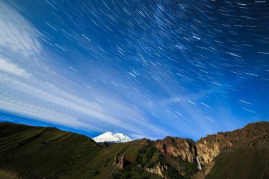 Yıldız çizgiler ve bulutlar çizme. Gece manzarası. Rusya. Mount Elbr