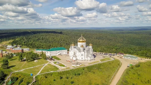 Belogorsky St. Nicholas ortodoxa-missionären kloster. Ryssland, Perm territorium, vita berget — Stockfoto