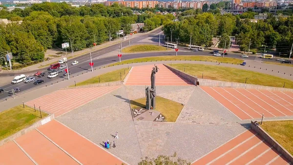 Oroszország, Penza - 2017. augusztus 27.: Emlékmű a katonai és a munkaerő vitézség a Penza ember alatt a Nagy Honvédő Háború (Victory Monument). Penza, Oroszország — Stock Fotó