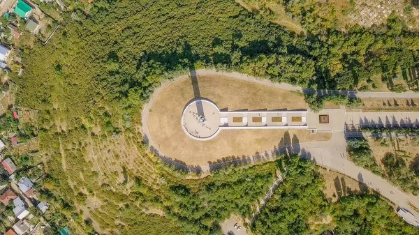 Guindastes de complexo comemorativo no Parque de Vitória na montanha de Sokolova em Saratov - um monumento a Saratovites que morreram na Grande guerra Patriótica de 1941-1945 — Fotografia de Stock