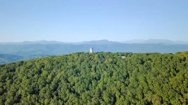 塔を持つ山は森林で覆われています。マウント アフンの展望、ソチ、ロシア — ストック写真