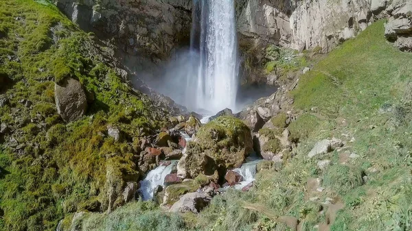 Región de Elbrus. Chica en el fondo de una cascada. La cascada del Sultán en el río Kyzyl-Su. Vista aérea. Kabardino-Balkaria, Rusia — Foto de Stock
