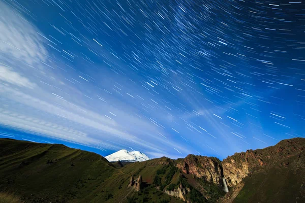 Hvězdy můžete kreslit čáry a mraky. Noční krajina. Rusko. Mount Elbr — Stock fotografie