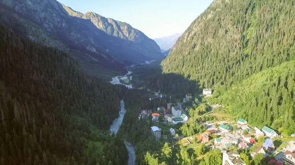 Aldeia montesa. Voar nas montanhas. Dombayskaya Polyana, Karachaevo-Cherkessia, o Cáucaso do Norte. Rússia — Fotografia de Stock