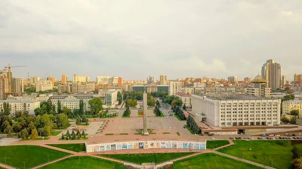 Rusia, Samara - 14 de septiembre de 2017: Vista panorámica de la plaza de la gloria. Monumento de la Gloria, Gobierno de la Región de Samara — Foto de Stock