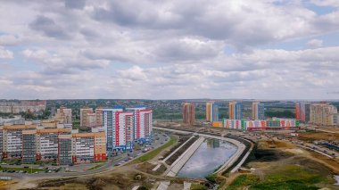 Yeni su kanal kıyısında evler. Saransk, Rusya Federasyonu 