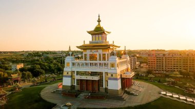 Buda Shakyamuni altın mesken gündoğumu, Cumhuriyeti, Kalmıkya, Avrupa'nın en büyük Budist tapınakları biri en büyük Budist tapınağı var. Elista, Rusya Federasyonu 