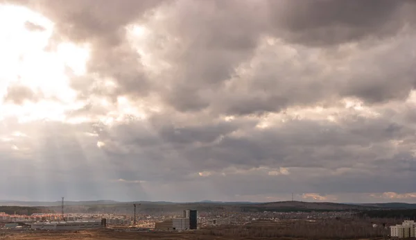 Вечерние облака над пригородами Екатеринбурга, Россия. SunSet — стоковое фото