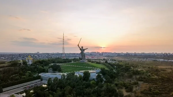 Dalam cahaya mentari terbenam. Patung The Motherland Calls! - pusat komposisi dari ansambel monumen Pahlawan Pertempuran Stalingrad di Mamayev Kurgan! Volgograd, Rusia — Stok Foto