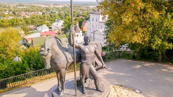 Ryssland, Penza - 27 augusti 2017: Skulpturala sammansättning Förste nybyggaren (monument till förste nybyggaren) - ett monument i Penza, tillägnad grundarear och första invånarna i denna stad — Stockfoto