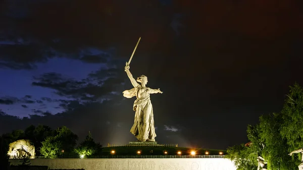 Россия, Волгоград - 28 августа 2017 года: Скульптурные призывы к Родине ! — стоковое фото