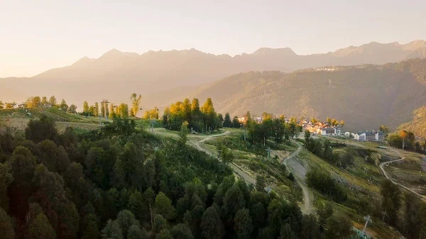 Plateau Rosa Khutor, bâtiments, pistes et télésièges. Vue aérienne au coucher du soleil — Photo