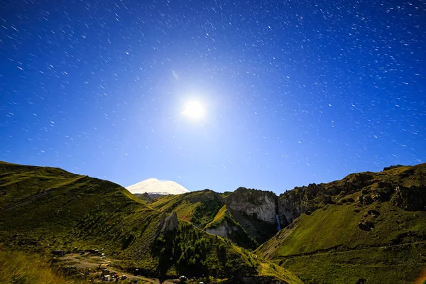 Moon over Mount Elbrus. Night landscape. Russia. Fading lines fr — Stock Photo, Image
