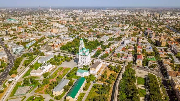 Rusia, Astracán - 12 de septiembre de 2017: Vista aérea del Kremlin de Astracán, complejo histórico y arquitectónico — Foto de Stock