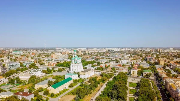 Russia, Astrakhan - 12 settembre 2017: Veduta aerea del Cremlino di Astrakhan, complesso storico e architettonico — Foto Stock
