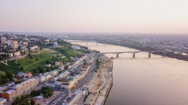 Gün batımında Oka Nehri 'nin karşısındaki Kanavinsky Köprüsü' nün havadan görüntüsü. Nizhny Novgorod, Rusya 