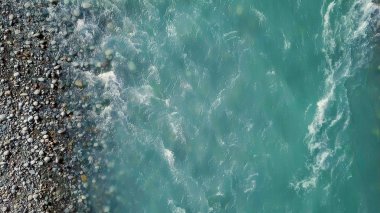 Uçuş Teberda Nehri Kafkasya dağlarında. Karaçay-Çerkes Cumhuriyeti, Rusya Federasyonu 