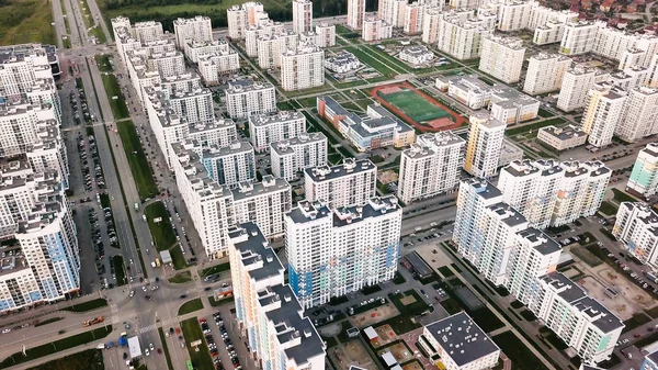 Développement urbain. Zone résidentielle Universitaire. La Russie. Ekaterinbourg. Tir en l'air par une caméra volante . — Photo