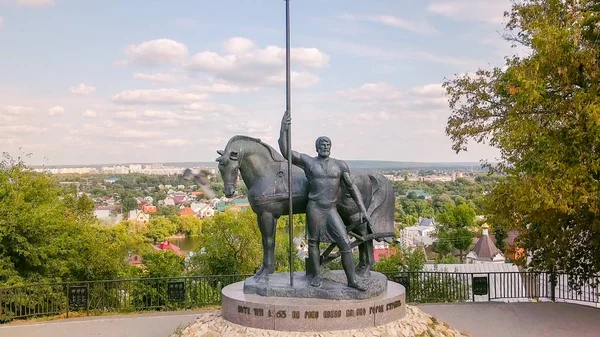 俄国, Penza-2017年8月27日: 雕塑的构成第一个移居者 (纪念碑对第一个移居者)-纪念碑在 Penza, 献身于这个城市的创始者和第一个居民 — 图库照片