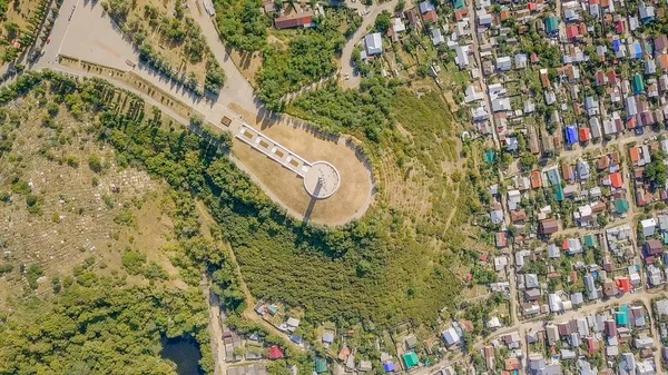 Complejo conmemorativo Cranes in Victory Park en la montaña Sokolova en Saratov - un monumento a los Saratovitas que murieron en la Gran Guerra Patria de 1941-1945 — Foto de Stock