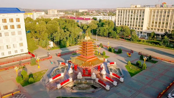 Россия, Элиста, Калмыкия - 12 сентября 2017 года: Пагода семи дней - Пагода на центральной площади Ленина в городе — стоковое фото