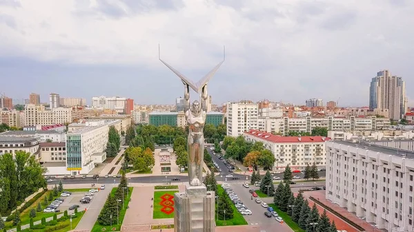 Rusia, Samara - 14 de septiembre de 2017: Vista panorámica de la plaza de la gloria. Monumento de la Gloria, Gobierno de la Región de Samara —  Fotos de Stock