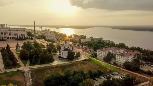 Rusya, Samara - 14 Eylül 2017: Zafer Meydanı görünümünü. Zafer Anıtı, tapınağın kutsal büyük şehit George Victorious onuruna. Samara Bölgesi hükümeti — Stok fotoğraf