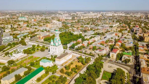 Ryssland, Astrakhan - 12 September 2017: Flygfoto över Astrakhan Kreml, historiska och arkitektoniska komplexet — Stockfoto