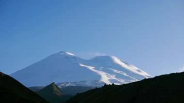 şaşırtıcı Elbruz Dağı'nda günbatımı, Kafkasya, Rusya Federasyonu. Video