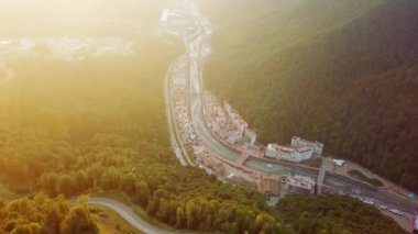 Rusya, Sochi - 05 Eylül 2017: Hava görünümünü Rosa Khutor, Krasnaya Polyana, Sochi, Rusya Federasyonu, Video. UltraHD (4k)