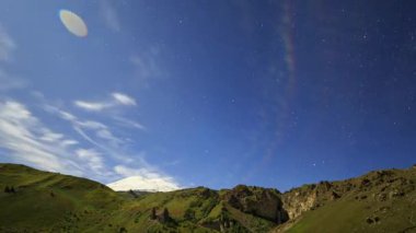 Dağ Elbrus üzerinde ay. Gece manzarası. Rusya. Video. UltraHD (4k)