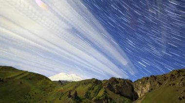 Dağ Elbrus üzerinde ay. Gece manzarası. Rusya. Video. UltraHD (4k)