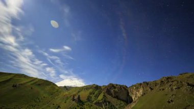 Dağ Elbrus üzerinde ay. Gece manzarası. Rusya. Video. UltraHD (4k)